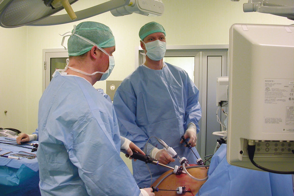 Bilde 5. Kirurgene Kristinn Eiriksson (t.v.) og Kjartan Stormark (t.h.) utfører laparoskopisk gastric bypass.